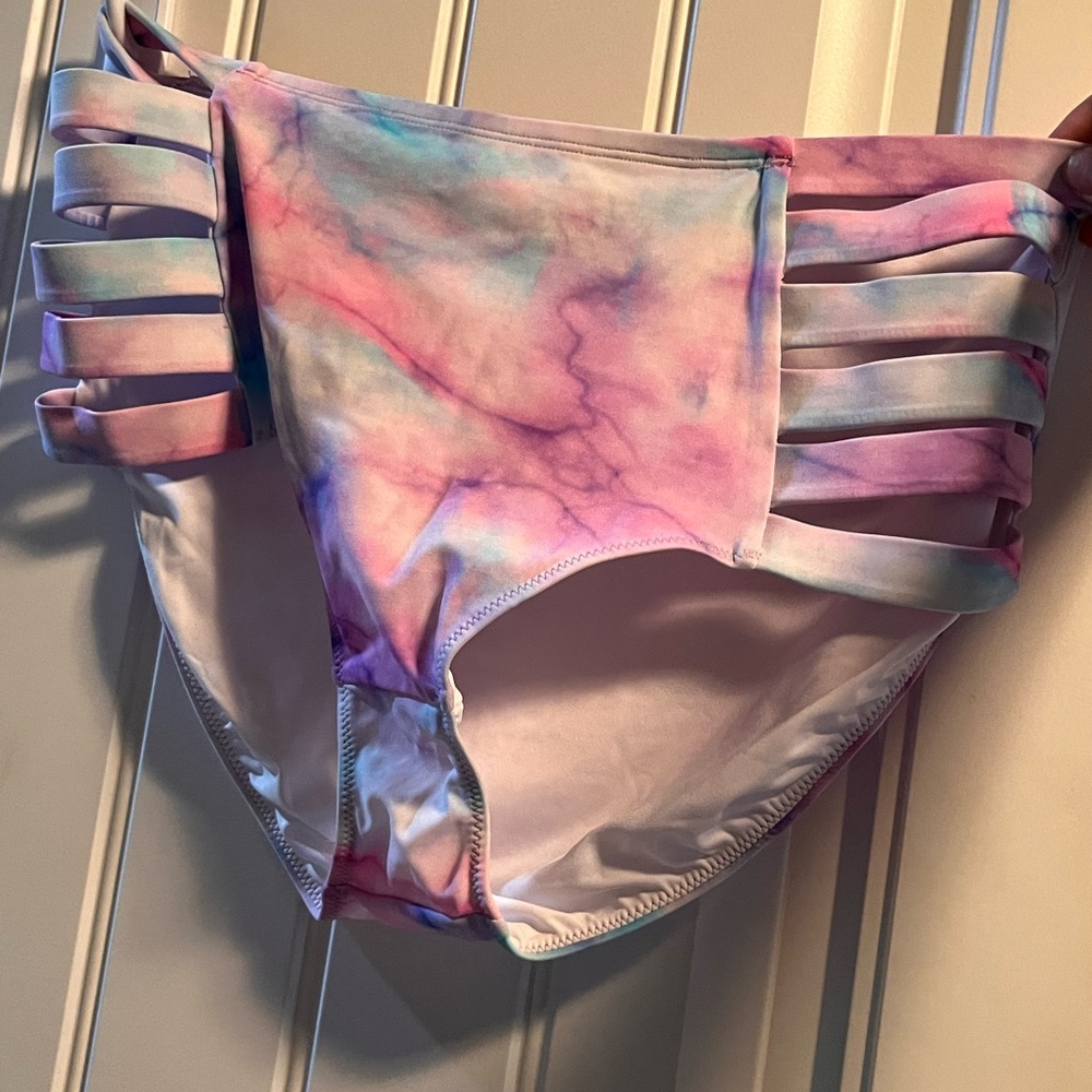 Kiava swim bottoms. Blue/white/pink. Full coverage bottom. Too small for me.